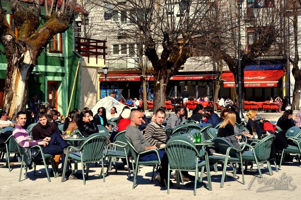 Уличное кафе в Цетинье в январе, Черногория