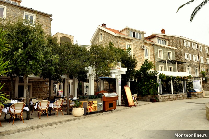 Набережная в городе Петровац Черногория - полна кафе и ресторанов национальной и морской кухни