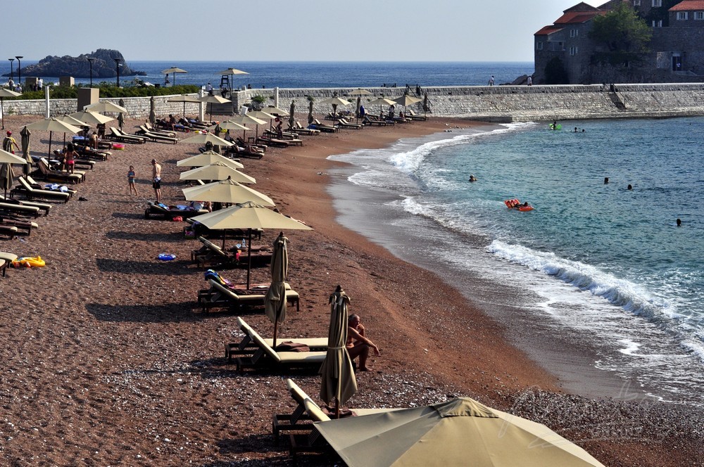 Часть пляжа на Святом Стефане, принадлежащая отелю Свети Стефан, покрытие мелкогалечное